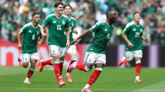 Jugadores de la Selección Mexicana celebrando un gol en el Estadio Azteca durante el partido inaugural del Mundial 2026.