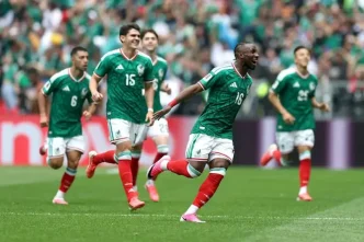 Jugadores de la Selección Mexicana celebrando un gol en el Estadio Azteca durante el partido inaugural del Mundial 2026.