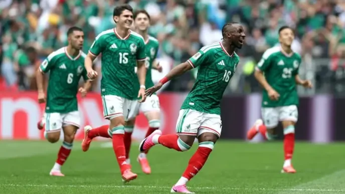 Jugadores de la Selección Mexicana celebrando un gol en el Estadio Azteca durante el partido inaugural del Mundial 2026.