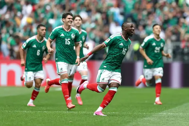 Jugadores de la Selección Mexicana celebrando un gol en el Estadio Azteca durante el partido inaugural del Mundial 2026.