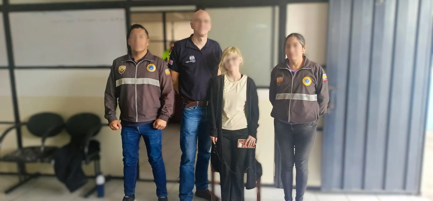 Autoridades policiales junto a la adolescente rescatada tras el operativo en Ecuador.