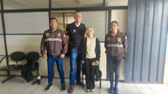 Autoridades policiales junto a la adolescente rescatada tras el operativo en Ecuador.