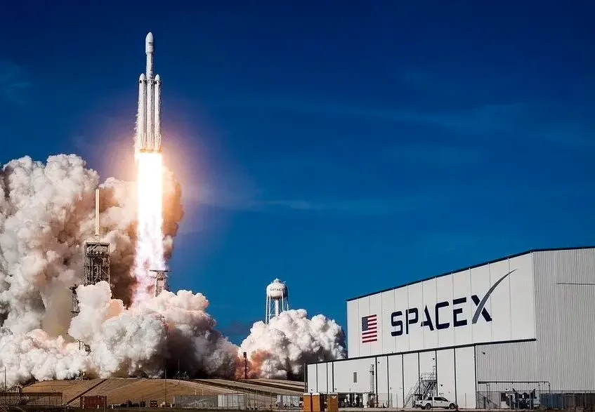 Lanzamiento de un cohete SpaceX desde las instalaciones de la compañía