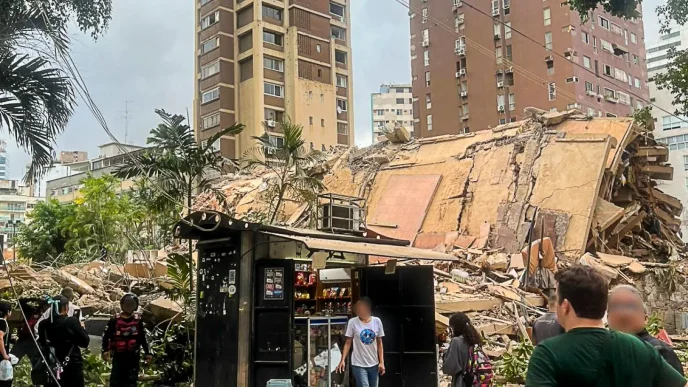 Escenas de destrucción tras el terremoto en Venezuela, con equipos de rescate trabajando entre escombros, como se ve en image - 2026-06-26T174123.462.jpg.