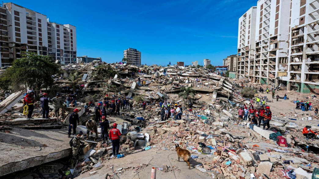 Operaciones de búsqueda y rescate entre los escombros en La Guaira, Venezuela, tras el devastador sismo, como se muestra en Terremoto Venezuela 3.jpg.