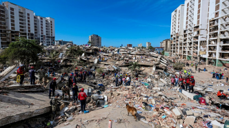 Operaciones de búsqueda y rescate entre los escombros en La Guaira, Venezuela, tras el devastador sismo, como se muestra en Terremoto Venezuela 3.jpg.