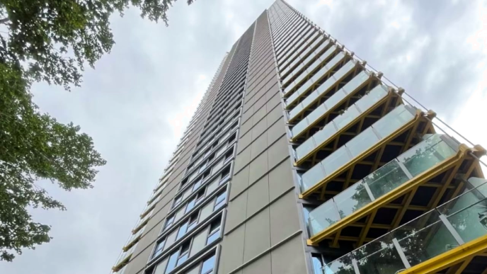 Vista exterior de la torre Highpoint en Londres donde ocurrió el trágico incidente.