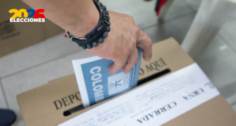 Ciudadanos colombianos en el extranjero ejerciendo su derecho al voto en una mesa electoral.