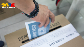 Ciudadanos colombianos en el extranjero ejerciendo su derecho al voto en una mesa electoral.