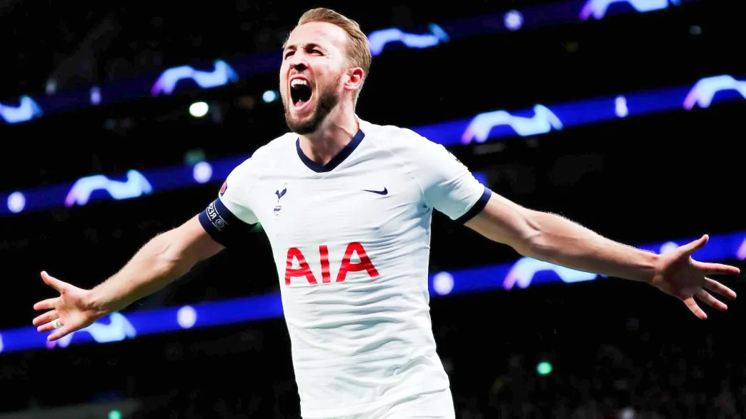 Harry Kane celebrando un gol, candidato principal al Balón de Oro 2026 en Londres.