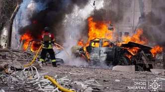 Equipos de rescate entre escombros en Dnipró tras el ataque masivo ruso con misiles y drones en junio de 2026 que dejó 18 muertos en Ucrania