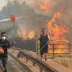 Vecinos intentan sofocar con una manguera el incendio forestal del parque regional de El Valle-Carrascoy en Murcia, donde las llamas han arrasado 177 hectáreas en junio de 2026