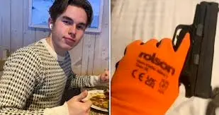 Johannes Natland, el joven noruego detenido en Huddersfield tras un complot de asesinato por encargo, junto a las armas incautadas y guantes de trabajo encontrados en su hotel.