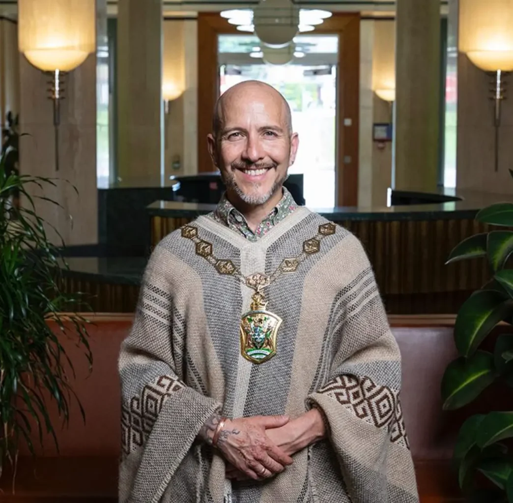 Marcelo Hart-Camus, alcalde chileno del distrito de Waltham Forest en Londres, vistiendo un poncho tradicional durante su ceremonia de posesión.