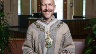 Marcelo Hart-Camus, alcalde chileno del distrito de Waltham Forest en Londres, vistiendo un poncho tradicional durante su ceremonia de posesión.