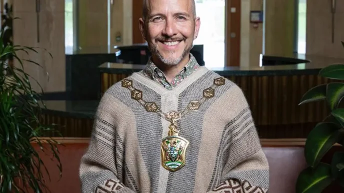 Marcelo Hart-Camus, alcalde chileno del distrito de Waltham Forest en Londres, vistiendo un poncho tradicional durante su ceremonia de posesión.