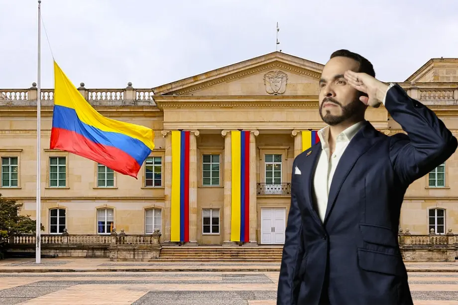 El presidente electo de Colombia, Abelardo de la Espriella, saludando frente a la Casa de Nariño.