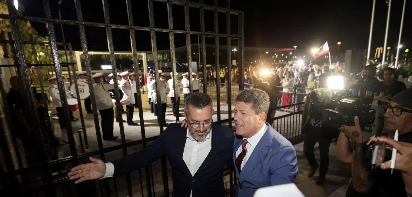 Foto de Juan Franco y Fabián Picardo celebrando la caída de la Verja de Gibraltar