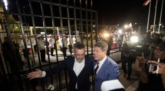 Foto de Juan Franco y Fabián Picardo celebrando la caída de la Verja de Gibraltar