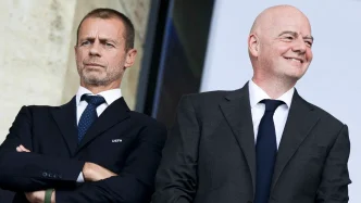 Aleksander Čeferin, presidente de la UEFA, y Gianni Infantino, presidente de la FIFA, juntos en un evento institucional.