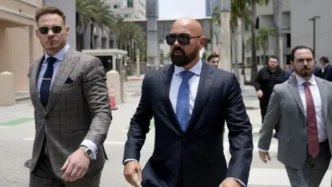 Andrew y Tristan Tate caminando con traje y gafas de sol en Estados Unidos.