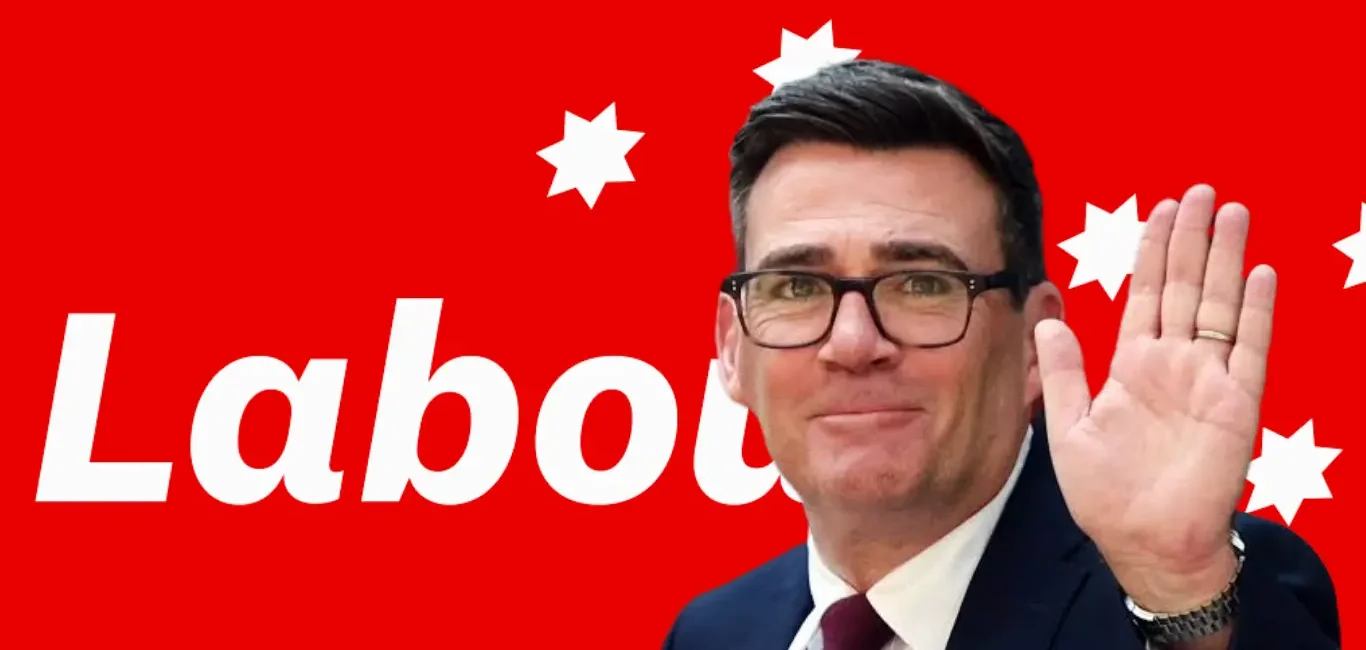 Andy Burnham saludando frente a un fondo con el logotipo del Partido Laborista.