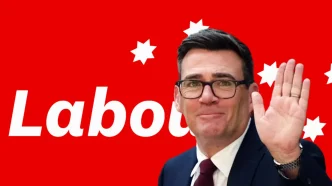 Andy Burnham saludando frente a un fondo con el logotipo del Partido Laborista.