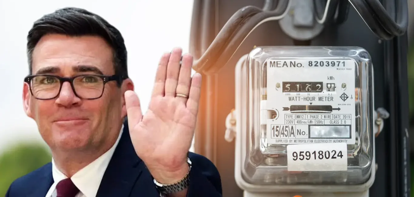 Andy Burnham saludando junto a un medidor de electricidad doméstico.