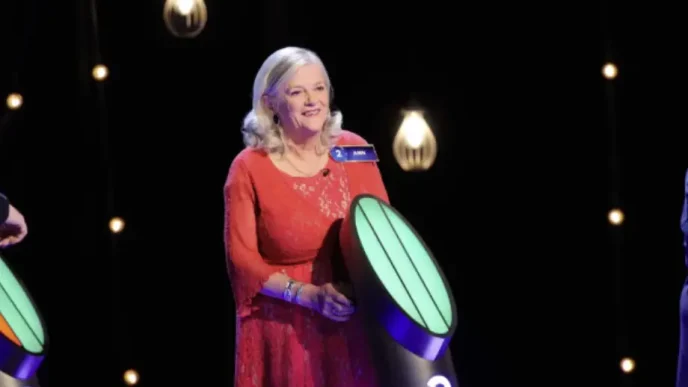 Ann Widdecombe sonriendo durante su participación en un programa televisivo.