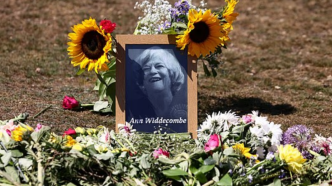 Homenaje floral y fotografía de Ann Widdecombe tras conocerse su fallecimiento.