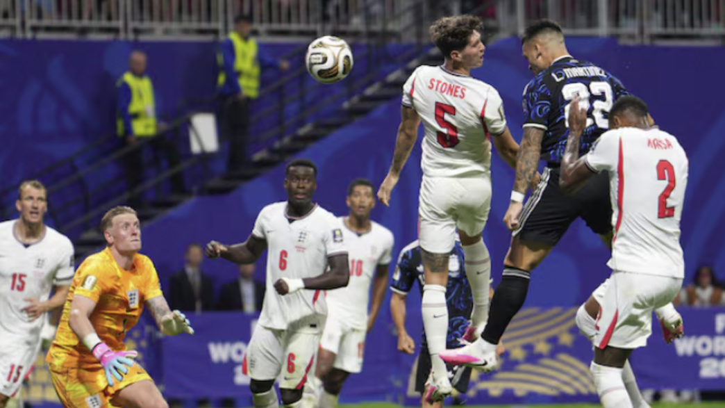 Jugadores de Argentina e Inglaterra disputando un balón aéreo durante la semifinal del Mundial 2026.