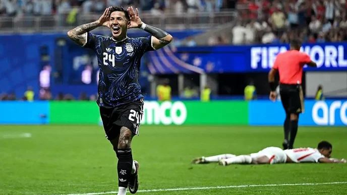 Jugador de Argentina celebrando la clasificación a la final del Mundial 2026 tras vencer en semifinales.