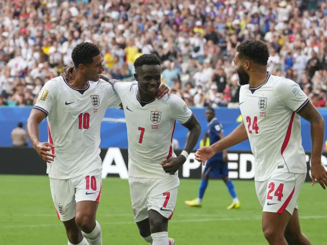 Jugadores de la selección inglesa celebran un gol durante el partido contra Francia.
