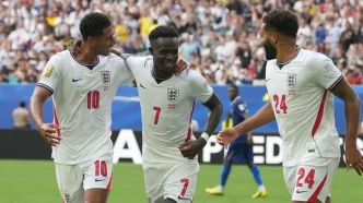 Jugadores de la selección inglesa celebran un gol durante el partido contra Francia.