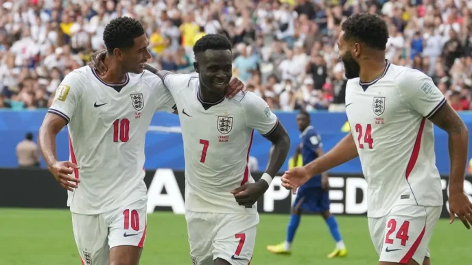 Jugadores de la selección inglesa celebran un gol durante el partido contra Francia.