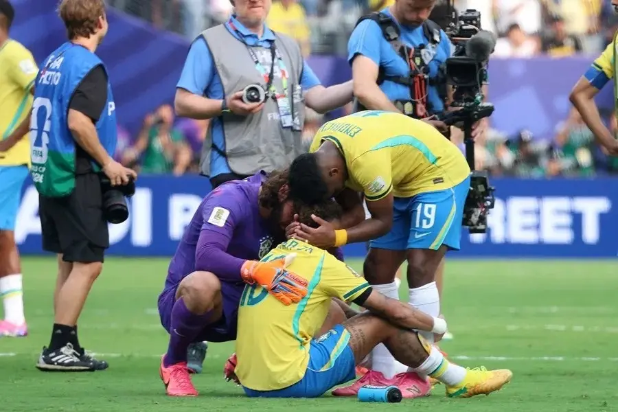 Jugadores de la Selección Brasileña desconsolados sobre el campo tras su eliminación en los octavos de final del Mundial 2026.