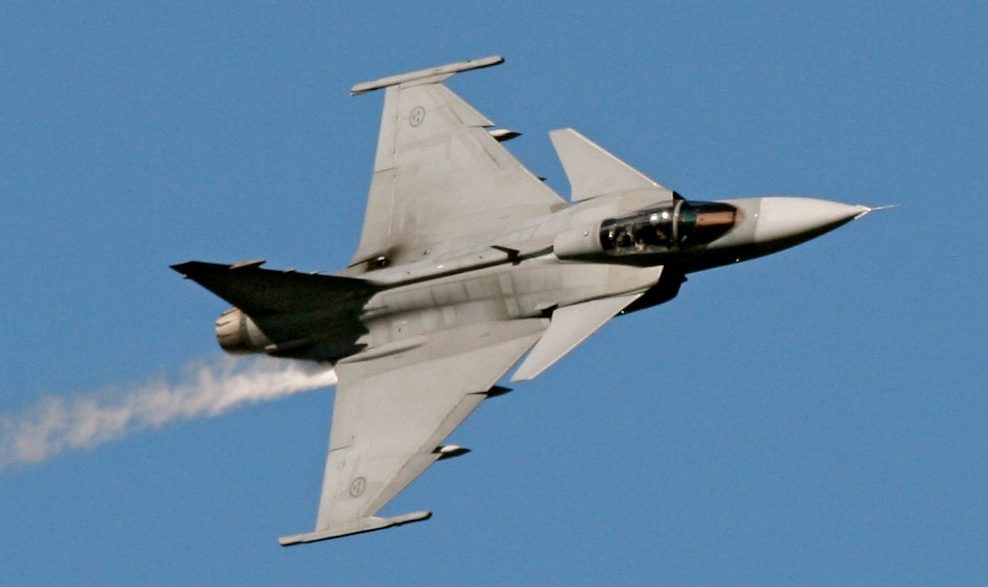 Caza Gripen E de fabricación sueca realizando maniobras en vuelo.