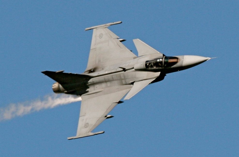 Caza Gripen E de fabricación sueca realizando maniobras en vuelo.