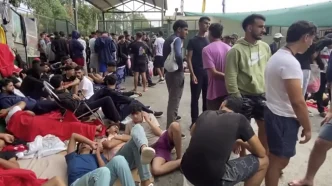 Numerosos migrantes descansando en los centros de acogida tras su llegada a la ciudad de Ceuta.
