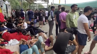 Numerosos migrantes descansando en los centros de acogida tras su llegada a la ciudad de Ceuta.