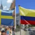 Banderas de Suecia y Colombia ondeando juntas en un entorno urbano.