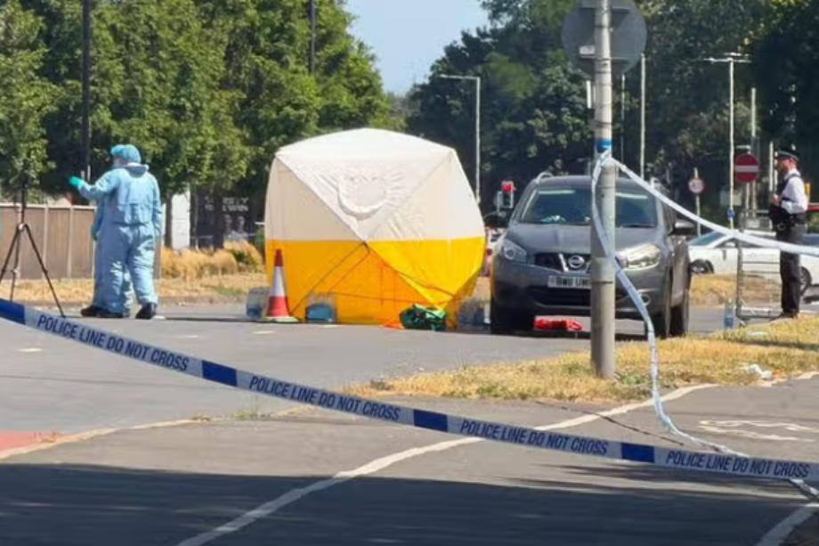 Carpa policial instalada en el lugar del apuñalamiento en Uxbridge Road, Hayes.