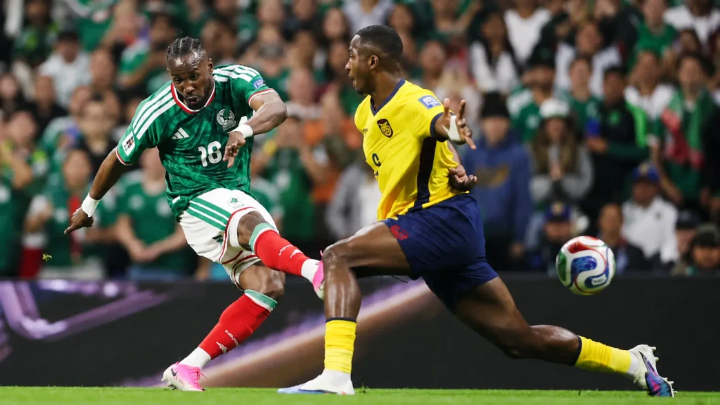 El futbolista Julián Quiñones disparando a portería durante el partido de México contra Ecuador en el Mundial 2026.