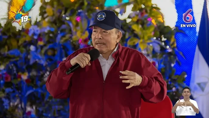 El presidente de Nicaragua, Daniel Ortega, hablando con un micrófono en un mitin político.
