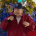 El presidente de Nicaragua, Daniel Ortega, hablando con un micrófono en un mitin político.