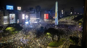 Multitud celebrando en la calle tras la final del Mundial de fútbol.