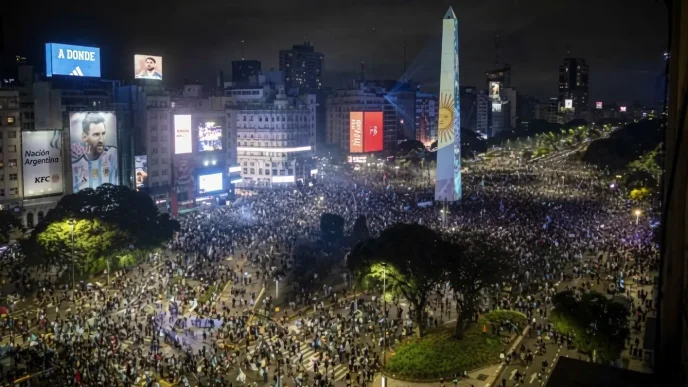 Multitud celebrando en la calle tras la final del Mundial de fútbol.