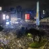 Multitud celebrando en la calle tras la final del Mundial de fútbol.