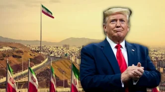 Donald Trump aparece sobre un fondo con banderas de Irán y una vista del estrecho de Ormuz, en una imagen que simboliza la creciente tensión entre Estados Unidos e Irán.