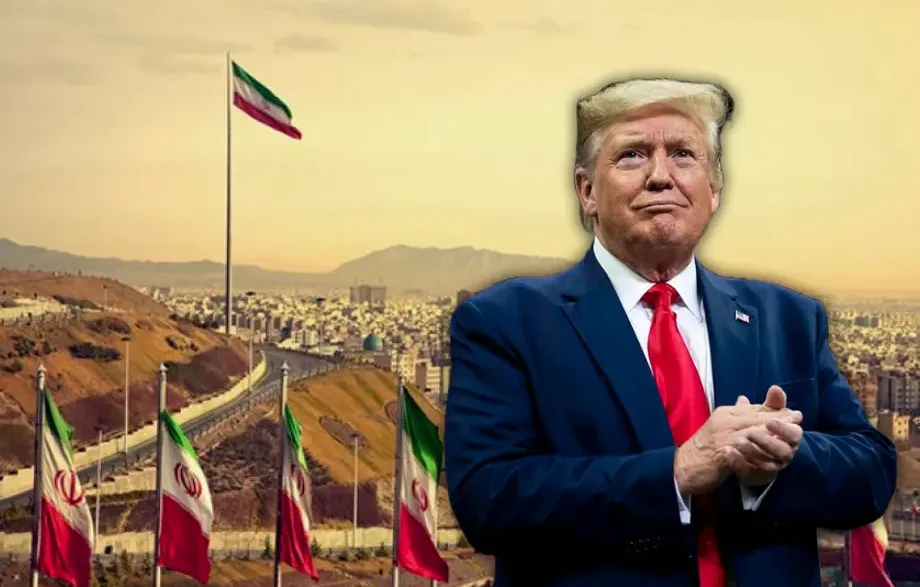 Donald Trump aparece sobre un fondo con banderas de Irán y una vista del estrecho de Ormuz, en una imagen que simboliza la creciente tensión entre Estados Unidos e Irán.